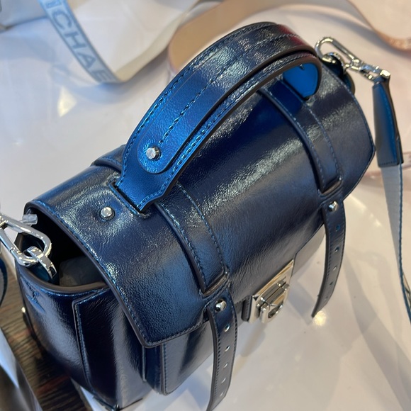 MICHAEL KORS
Manhattan Medium TH SCHOOL Crackled Metallic Leather SATCHEL
TEAL - Picture 4 of 16